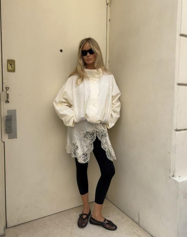 Mini trend koji smo opazili: Čipka koja izviruje iz outfita i vraća romantiku