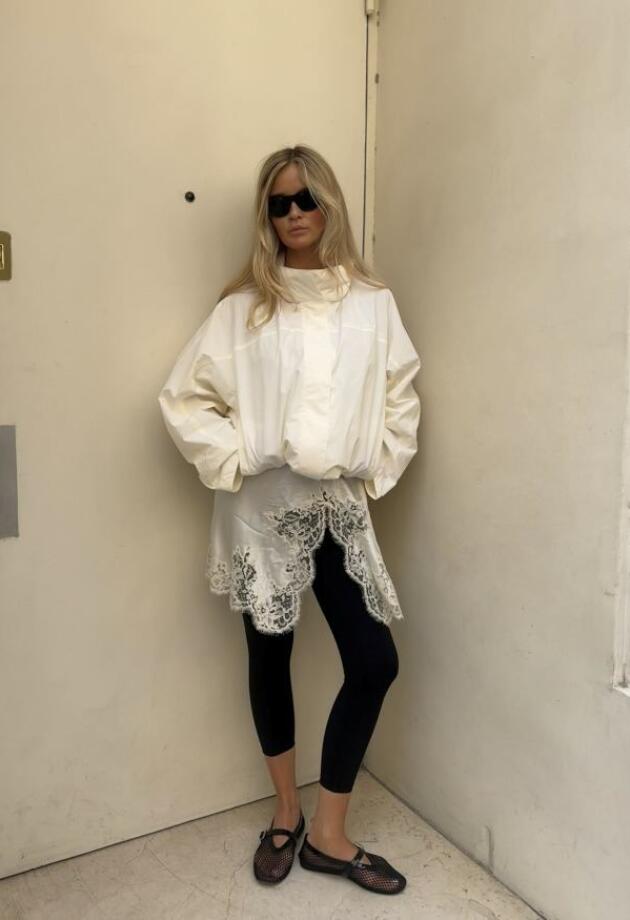 Mini trend koji smo opazili: Čipka koja izviruje iz outfita i vraća romantiku