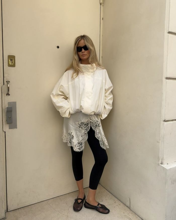 Mini trend koji smo opazili: Čipka koja izviruje iz outfita i vraća romantiku
