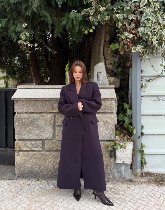 Vidjeli smo Bershka kaput u deep burgundy nijansi i nismo mogli da ga zaobiđemo