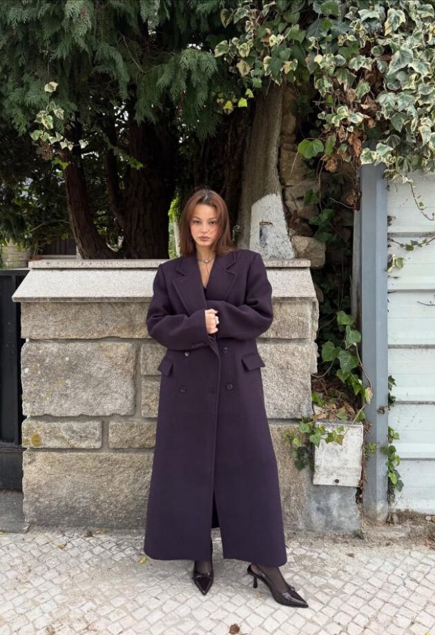 Vidjeli smo Bershka kaput u deep burgundy nijansi i nismo mogli da ga zaobiđemo