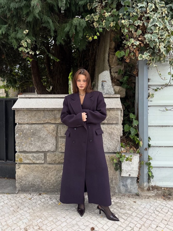 Vidjeli smo Bershka kaput u deep burgundy nijansi i nismo mogli da ga zaobiđemo