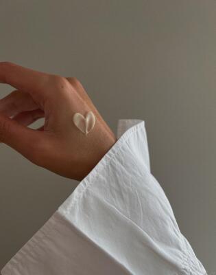 Ako tražiš kremu za ruke koja je hidratantna, ali nemasna, ove dvije iz dm-a mogu biti rješenje.