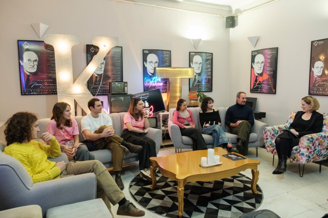 kamerni_teatar_558bonjour_ba