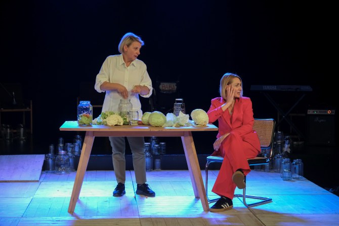 kamerni_teatar_559bonjour_ba