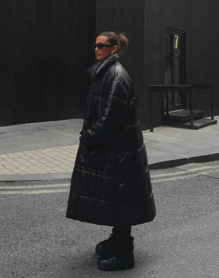 Crne duge pernate jakne koje zaslužuju pažnju, a jedna je na sniženju koje se isplati uloviti.