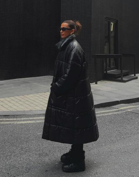 Crne duge pernate jakne koje zaslužuju pažnju, a jedna je na sniženju koje se isplati uloviti.