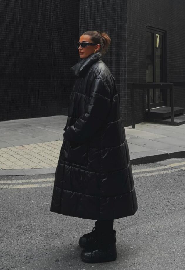 Crne duge pernate jakne koje zaslužuju pažnju, a jedna je na sniženju koje se isplati uloviti.