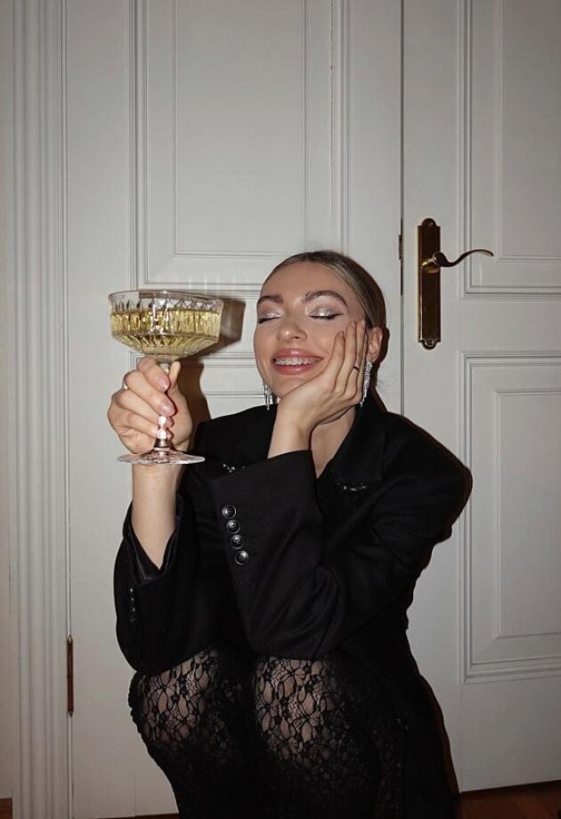 Bonjour Edit: 9. dan je dokaz da se sa šljokicama možemo igrati i bez posebne prilike