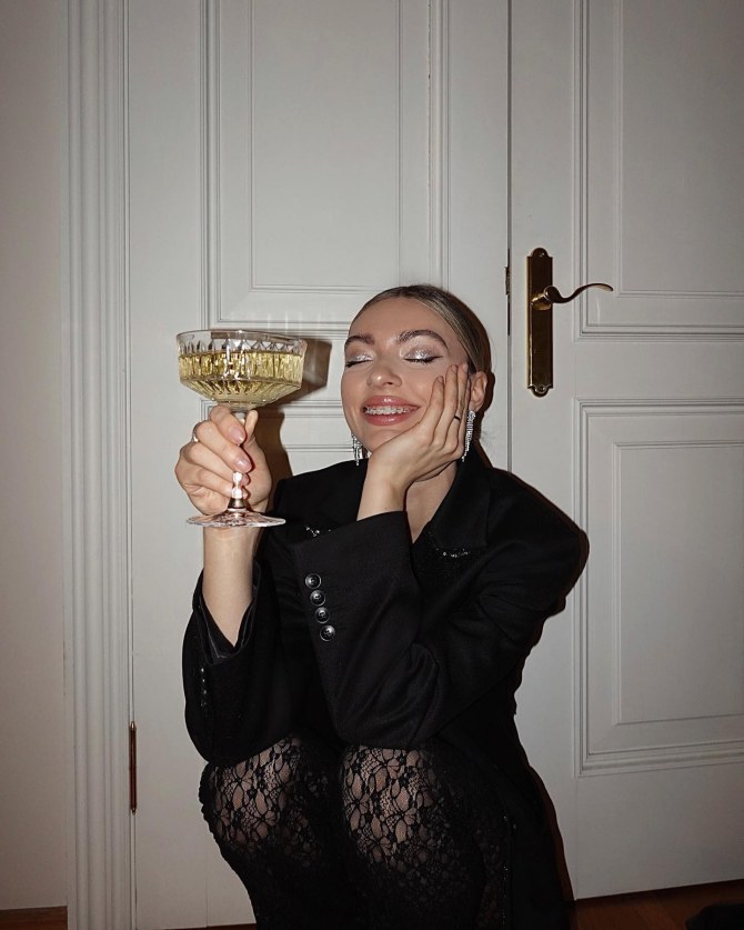 Bonjour Edit: 9. dan je dokaz da se sa šljokicama možemo igrati i bez posebne prilike