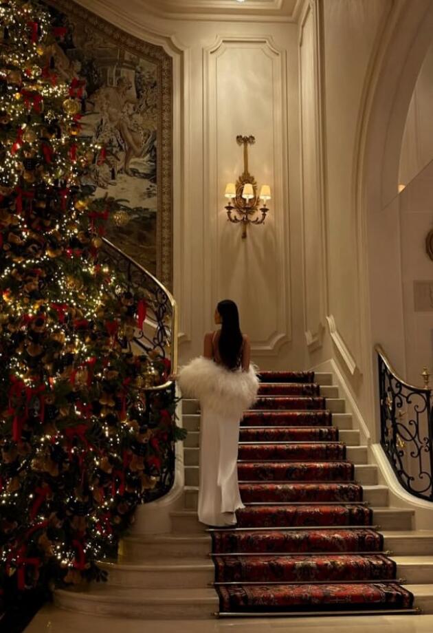 Bijela haljina za doček Nove godine uvijek izgleda drugačije, a Zara nudi odlične opcije na sniženju.