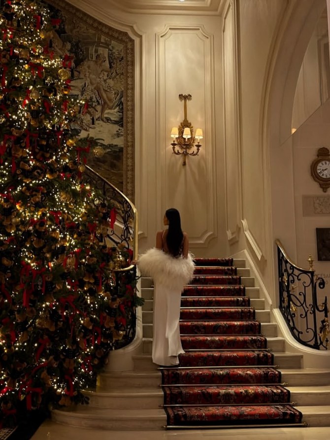 Bijela haljina za doček Nove godine uvijek izgleda drugačije, a Zara nudi odlične opcije na sniženju.