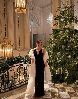 Još nemate novogodišnju haljinu? Crna je uvijek sigurna ideja, a Zara ima snižene modele.