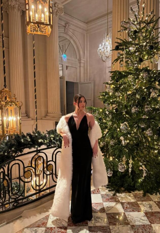 Još nemate novogodišnju haljinu? Crna je uvijek sigurna ideja, a Zara ima snižene modele.