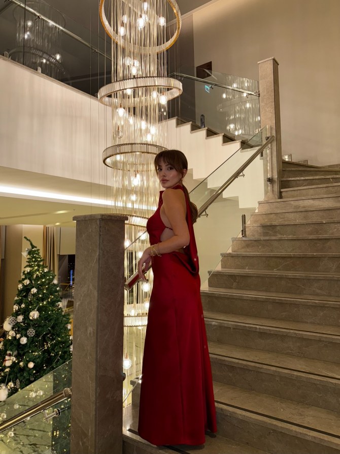 Crvena je uvijek dobra ideja za Novu godinu, a Zara to potvrđuje s ovih 10 haljina.