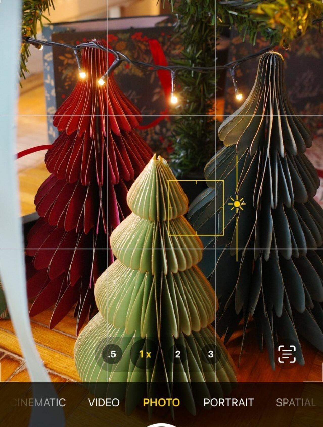 Mini praznični kutak: Sinsay papirna jelka za 6 KM