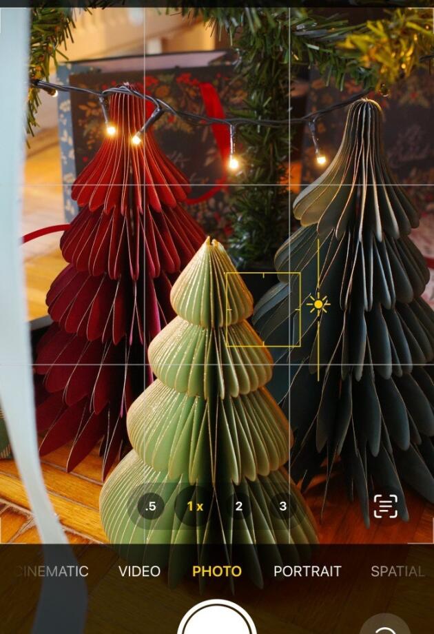 Mini praznični kutak: Sinsay papirna jelka za 6 KM