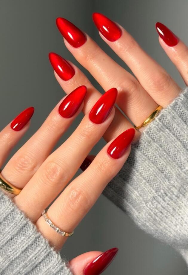 Tražite inspiraciju za prazničnu manikuru? Ovih 6 ideja su diskretan, ali efektan izbor.