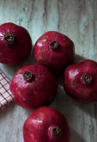 Nar stoji u zdjeli danima? Evo kako ga oguliti uz jednostavan trik bez nereda i fleka.