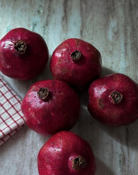 Nar stoji u zdjeli danima? Evo kako ga oguliti uz jednostavan trik bez nereda i fleka.