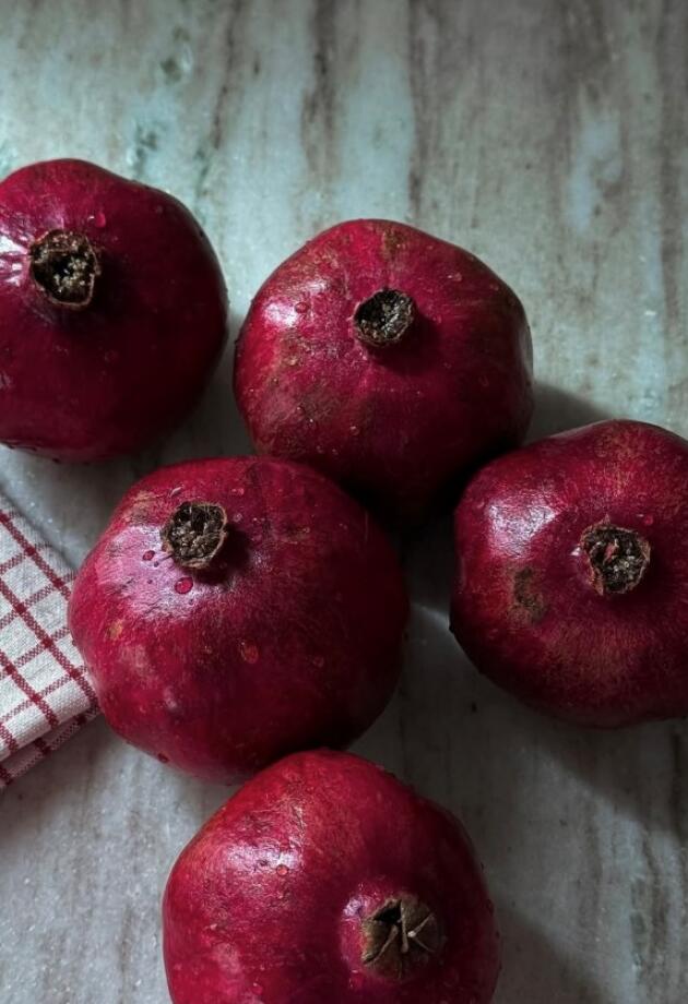 Nar stoji u zdjeli danima? Evo kako ga oguliti uz jednostavan trik bez nereda i fleka.