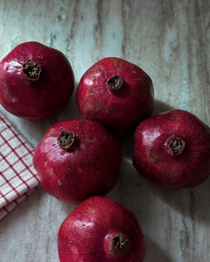 Nar stoji u zdjeli danima? Evo kako ga oguliti uz jednostavan trik bez nereda i fleka.