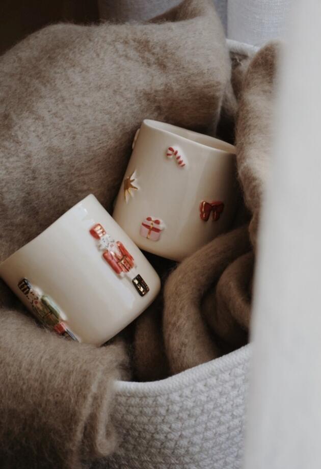 Ovaj brend iz Fojnice ima najslađe praznične šoljice i tanjire. Have to have it.