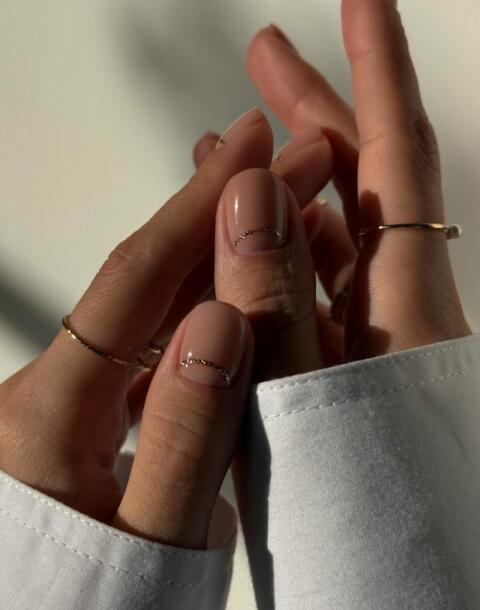 Tražite ideju za urednu i elegantnu manikuru? Donosimo ideje u nude tonovima sa zlatnim detaljima.