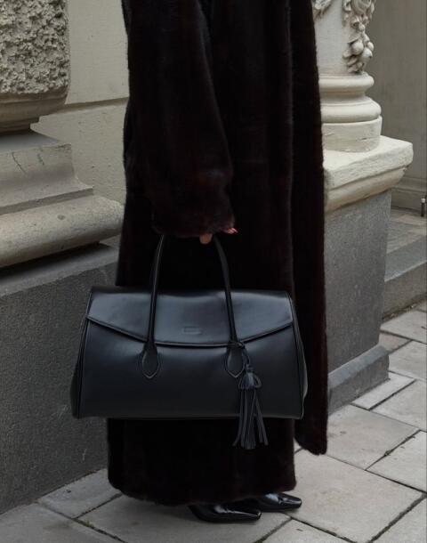 Ove Crne torbe iz Reserved su savršene veličine za svakodnevne obaveze, a cijene kreću već od 20 KM.