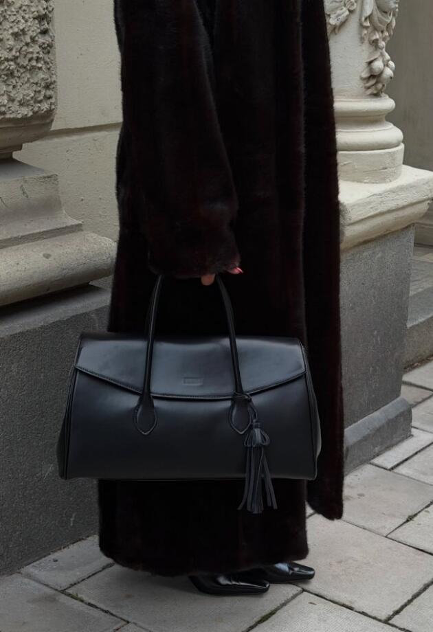 Ove Crne torbe iz Reserved su savršene veličine za svakodnevne obaveze, a cijene kreću već od 20 KM.