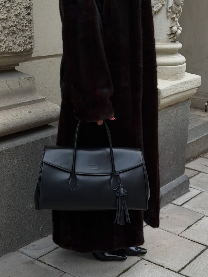 Ove Crne torbe iz Reserved su savršene veličine za svakodnevne obaveze, a cijene kreću već od 20 KM.