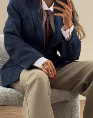 ASOS blejzer koji naglašava struk jedan je od najprodavanijih modela i dostupan je u BiH.