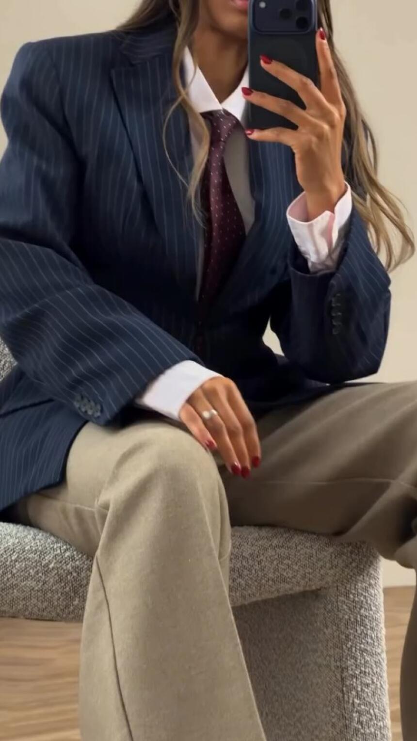 ASOS blejzer koji naglašava struk jedan je od najprodavanijih modela i dostupan je u BiH.