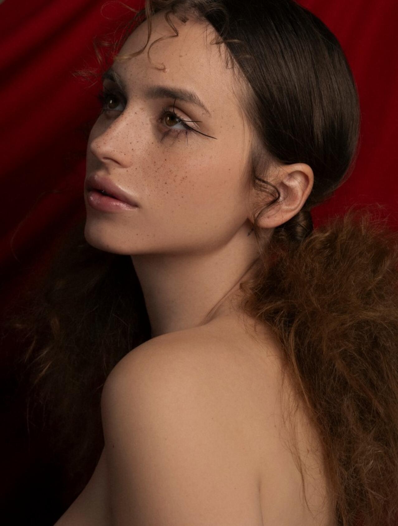 Bonjour.Editorial: Sofia Vićentijević u svijetu gdje stvarnost gubi svoje granice