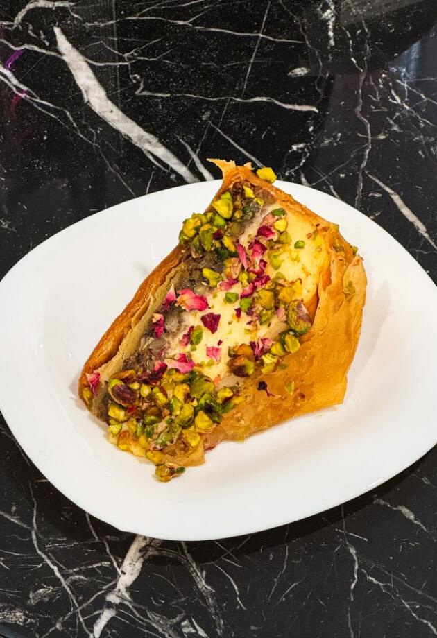 Cheesecake baklava zvuči kao izazov u kuhinji, ali mi smo otkrili gdje je možete probati.