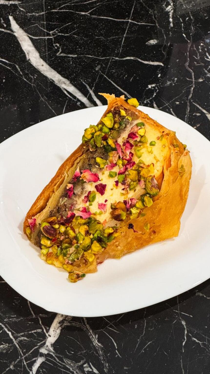 Cheesecake baklava zvuči kao izazov u kuhinji, ali mi smo otkrili gdje je možete probati.