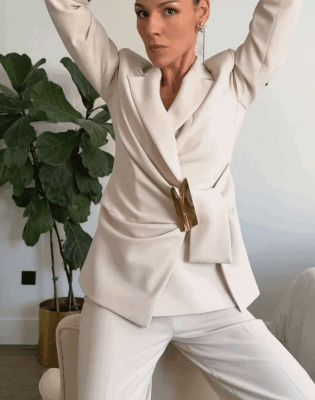 ZARA odijelo sa kopčom izgleda savršeno za proljetne poslovne kombinacije