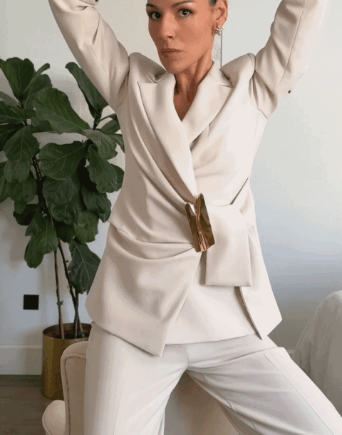 ZARA odijelo sa kopčom izgleda savršeno za proljetne poslovne kombinacije