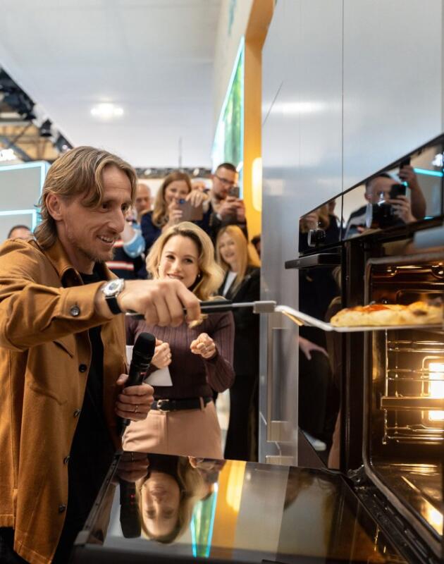 Luka Modrić na sajmu u Milanu pripremao pizzu za dvije minute i privukao svu pažnju