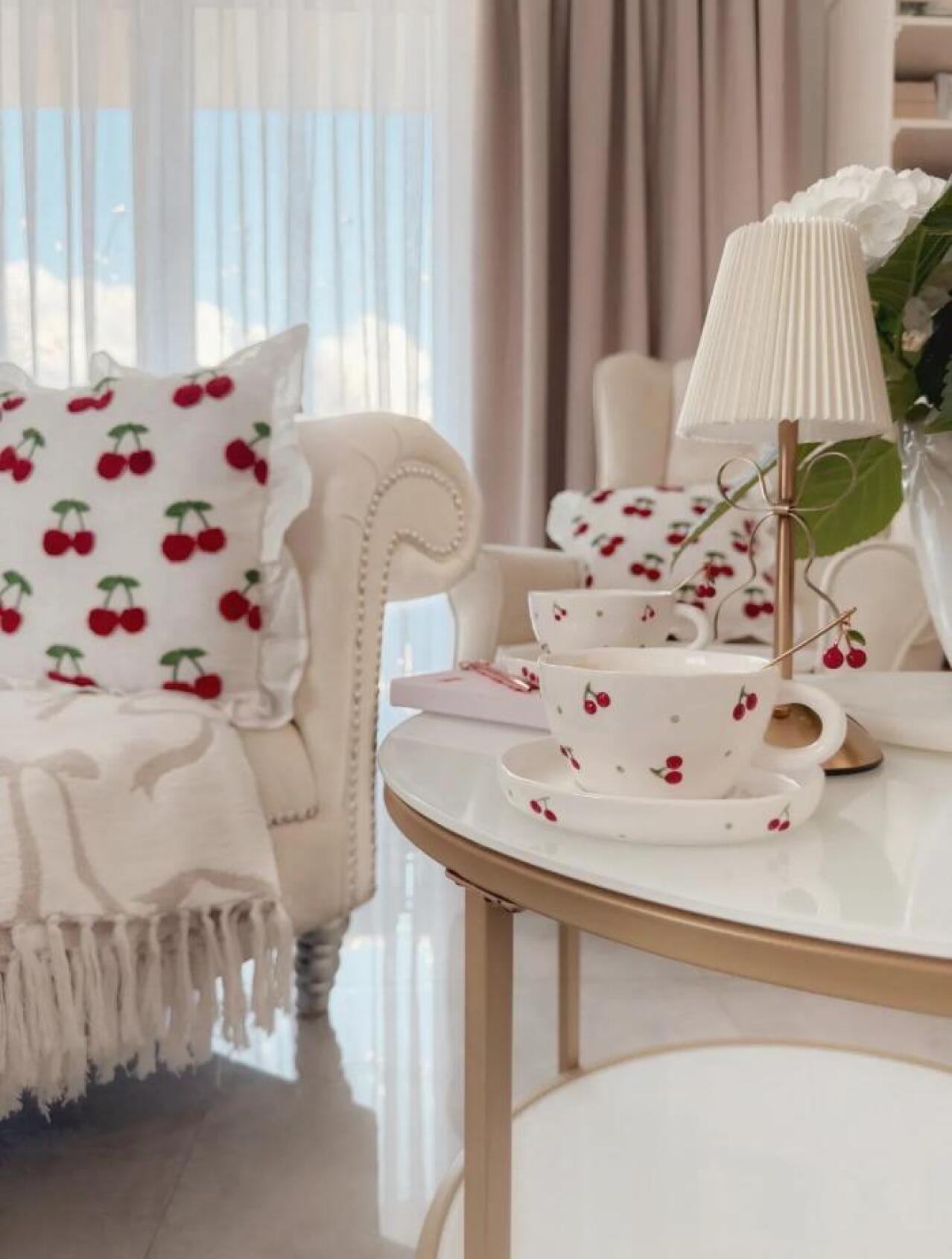 Svi kupuju ovu Pepco kolekciju s trešnjama, a jastuk s volanima je definitivno omiljeni