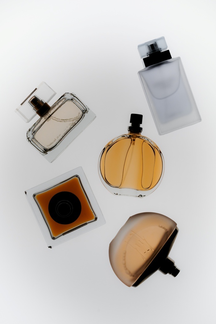batch_parfemikaboompics_amber-perfume-bottle-isolated-on-white-41706