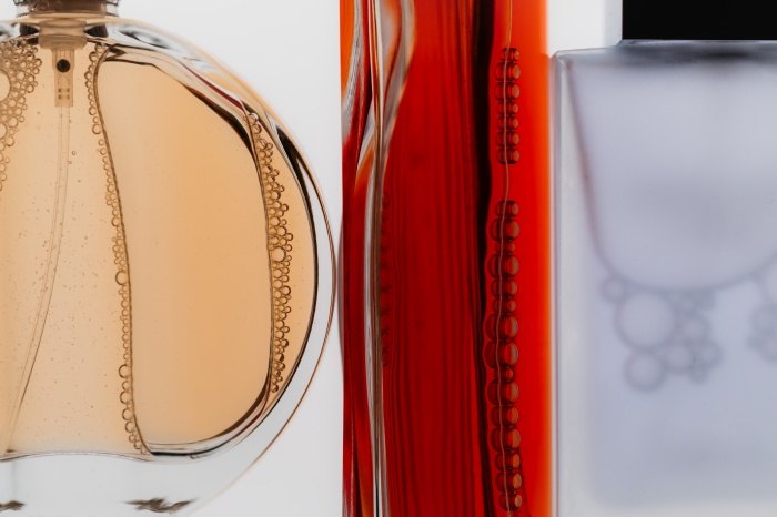batch_parfemikaboompics_perfume-liquid-and-glass-bottle-close-up-41664