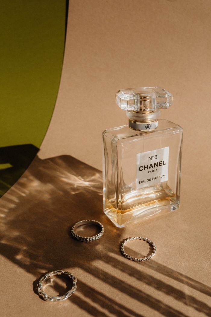 batch_parfemikaboompics_refined-aromas-perfume-bottles-cast-in-shadows-and-light-35440