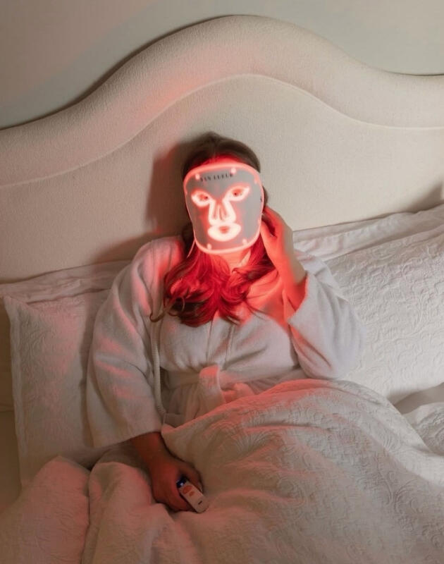 Zašto svi odjednom nose LED maske i da li vašoj koži stvarno treba jedna?