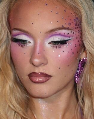 Zara Larsson makeup lookove volimo. Činjenica.