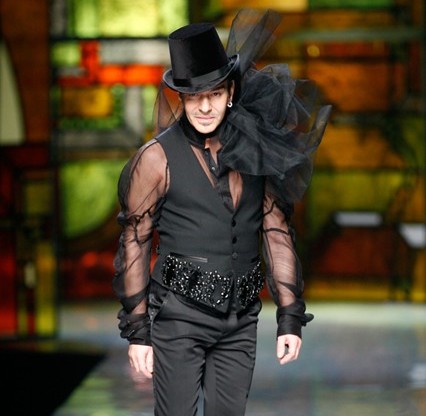 John Galliano ponovno u dizajnerskim vodama!