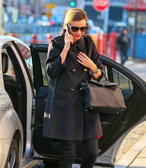 Chic Miranda u crnom od glave do pete
