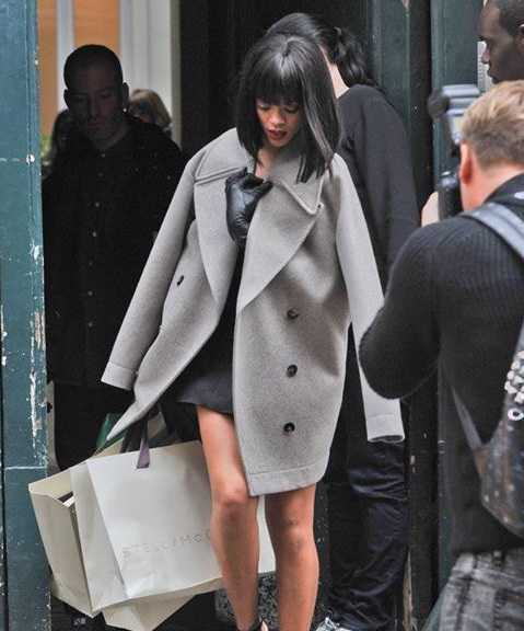 Rihanna izgleda odlično u sivom!