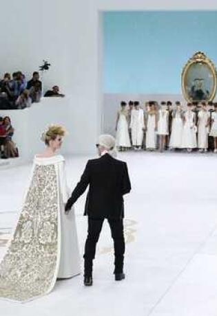 Chanelov Haute Couture uz japanke, trudnicu, beton i barokna zrcala