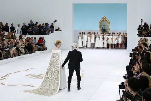 Chanelov Haute Couture uz japanke, trudnicu, beton i barokna zrcala